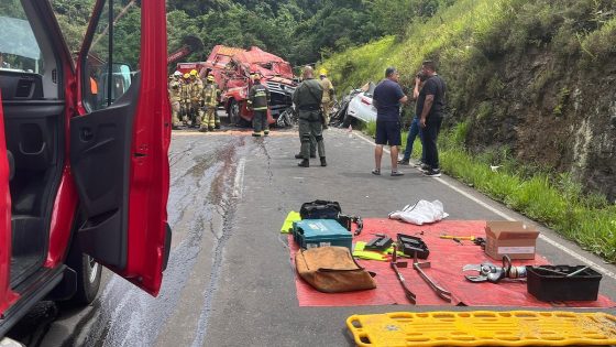 Cinco pessoas morrem e uma fica ferida em acidente entre viatura de bombeiros e carro na Rota do Sol 