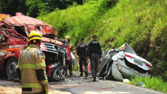 Colisão entre viatura dos bombeiros e carro deixa cinco mortos na Rota do Sol