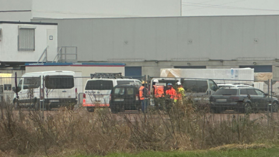 Opnieuw dodelijk ongeval met hoogtewerker: arbeider raakt gekneld en overlijdt in Evergem (Evergem)