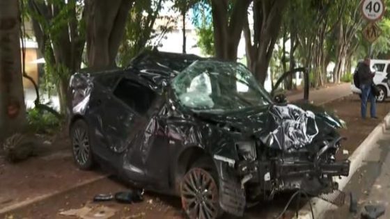 Carro ficou completamente destruído após acidente na avenida Brigadeiro Faria Lima, em São Paulo