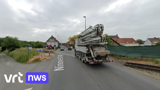 Vrachtwagen rijdt slagboom af aan overweg in Ronse na verkeerd manoeuvre: treinverkeer anderhalf uur stil