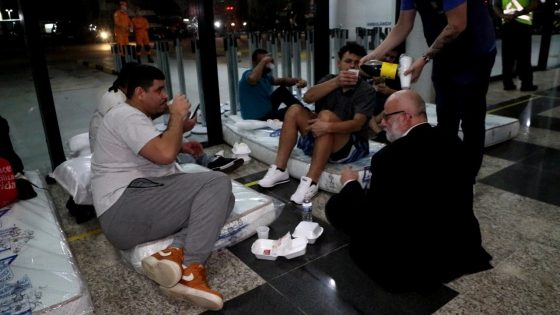 Deportados da era Trump ficam em colchões no chão e recebem alimentos enquanto aguardam voo da FAB em Manaus; VÍDEOS - G1