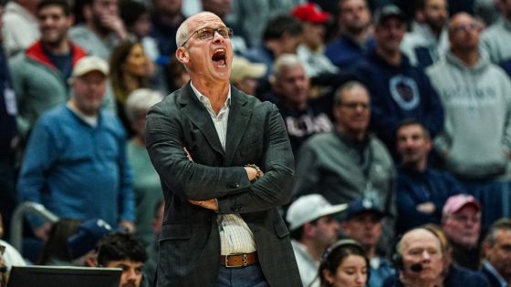 UConn's Dan Hurley after berating ref - 'Show other coaches'