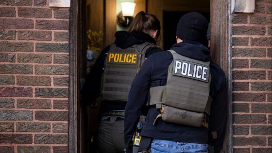 US agents begin arresting undocumented migrants in Chicago - Financial Times