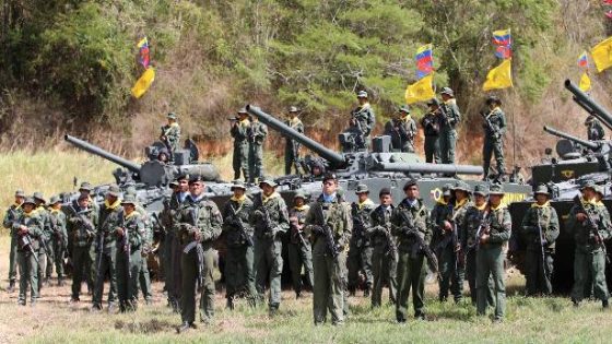 Integrantes da Força Armada Nacional Bolivariana da Venezuela participando dos exercícios militares Escudo Bolivariano 2025, em Caracas