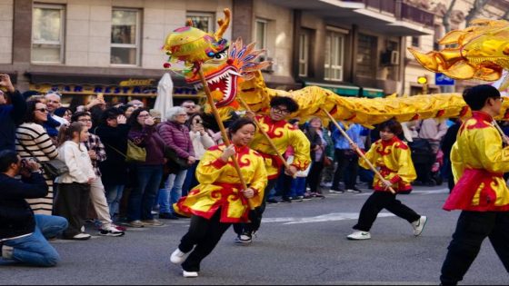 Desfilada de color i alegria per celebrar l’any nou xinès | X.A | Barcelona | Societat