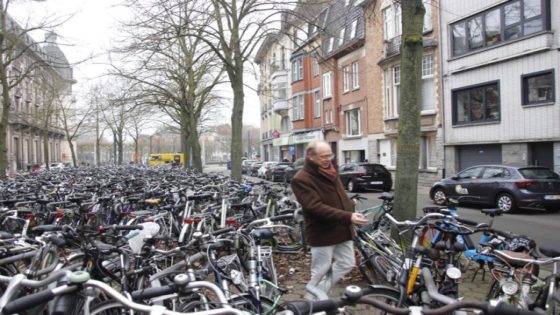 Vrijwilligers tellen bijna 15.000 fietsen aan Gent Sint-Pieters: “Een wrak met een ontbrekend wiel, moet dat echt blijven staan?” (Gent)