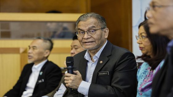 Dzulkefly (tengah) ketika sidang media berkenaan insiden kematian pakar patologi Hospital Lahad Datu, Dr Tay Yien Yaa, di Kementerian Kesihatan Malaysia, hari ini. - Gambar BERNAMA