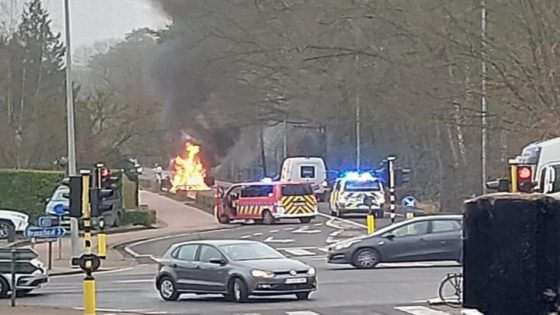 Wagen brandt uit in Schoten: rijbaan tijdlang volledig afgesloten (Schoten)