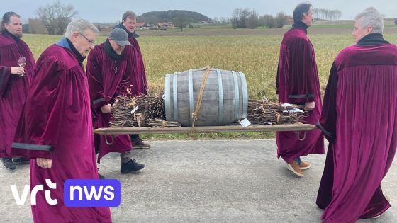 Eerste West-Vlaamse wijnbroederschap opgericht in Heuvelland: "Vragen goed wijnjaar aan patroonheilige" - VRT.be