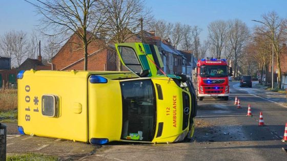 Ziekenwagen slipt en kantelt onderweg naar medische…