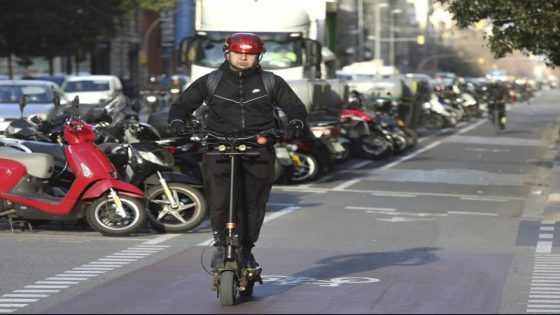 La policia ja pot multar qui circuli amb patinet per la vorera a Barcelona | R.M.B. | Barcelona | Administracions