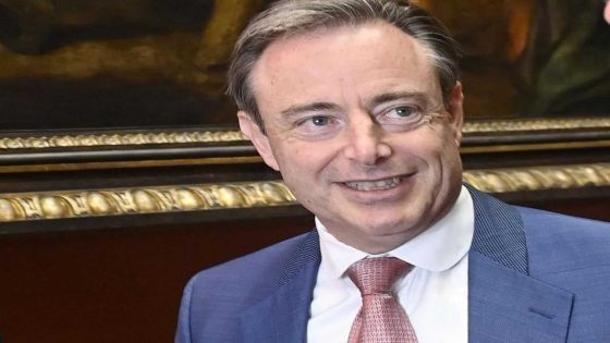 Bart De Wever fronst zijn wenkbrauwen nadat hij de nieuwste aankoop van zijn dochter ziet