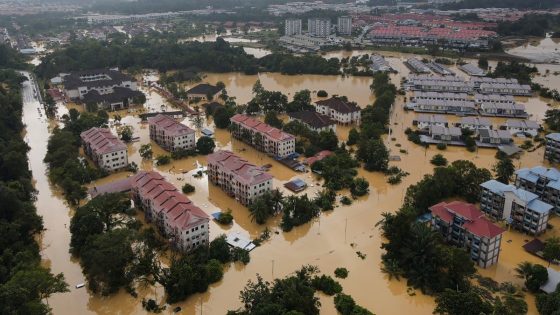 Warga Bintulu pamer solidariti bantu mangsa banjir bersih rumah - Harian Metro