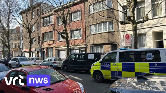 Man zit bebloed op straat in centrum Antwerpen: "Vermoedelijk neergestoken" - VRT.be