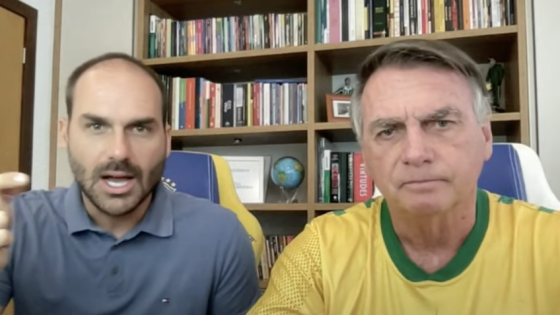 Em "live" ao lado de seu filho Eduardo, Bolsonaro também falou sobre os atos extremistas do 8 de Janeiro e disse que o episódio “não foi nenhum golpe"