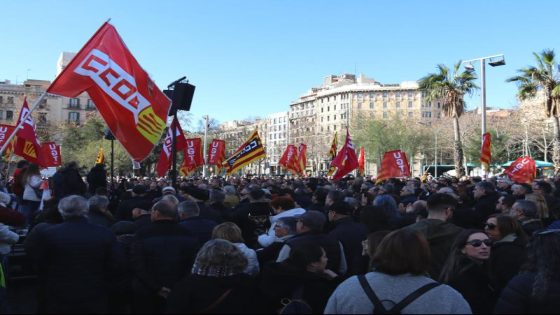 CCOO i UGT exigeixen que el “tacticisme polític” no freni els drets socials | J.A | BARCELONA | Economia