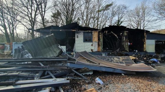 Chalet compleet verwoest na brand: “Gelukkig zijn urnes van schoonouders gered”