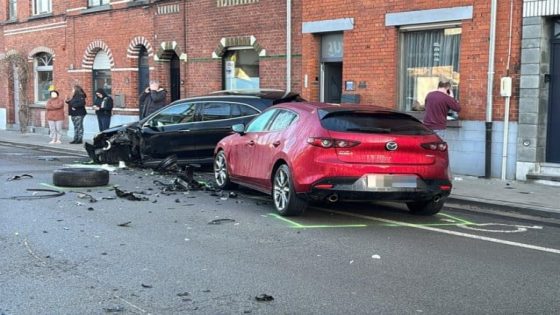 Chauffeur rijdt onder invloed twee geparkeerde auto’s aan: straat tijdlang afgesloten (Gent)