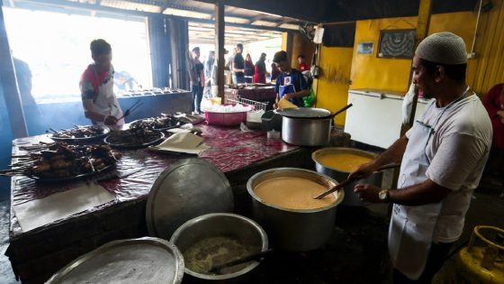 Peniaga ayam percik bimbang harga santan terus naik menjelang Ramadan - Harian Metro