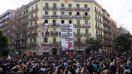 La pressió veïnal fa que s’ajorni quatre dies el desnonament de la Casa Orsola