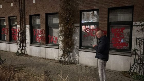 Verwarde man richt zich met bizarre graffiti op…