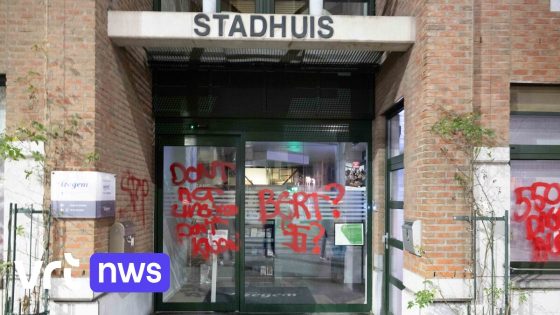 Verwarde man bespuit stadhuis van Izegem met slogans en hakenkruis, graffiti ondertussen al verwijderd