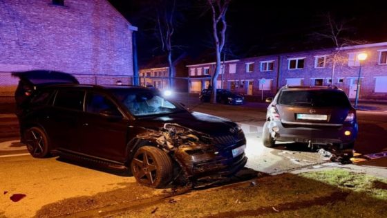 Bestuurder knalt op geparkeerde wagen in woonwijk: auto’s lopen zware schade op (Brugge)