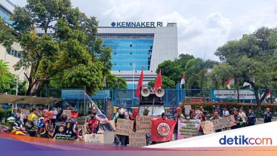 Driver Ojol Demo di Depan Kantor Kemnaker, Minta Dapat THR