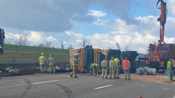 E40 richting Brussel afgesloten na zwaar ongeval met vrachtwagen: “Kan nog uren duren voor weg weer vrij is”