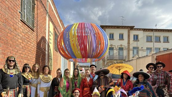 El Carnestoltes omple de disfresses, música i color Seròs i Bovera