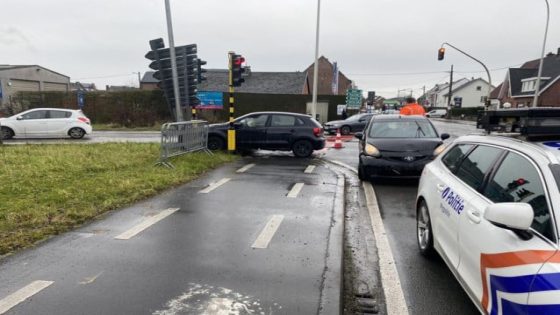 Uitwijkmanoeuvre loopt fout: auto belandt tegen verlichtingspaal, drie personen naar ziekenhuis (Binnenland)