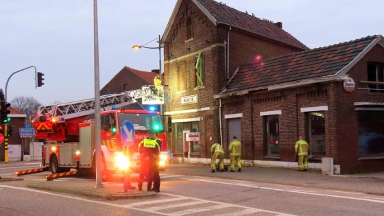 In Mopertingen pal op het kruispunt moest woensdag in de vooravond de brandweer het metselwerk van een vervallen handelpand komen stutten