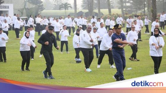 Pembukaan Retret, Mendagri Senam Bareng Kepala Daerah di Akmil Magelang