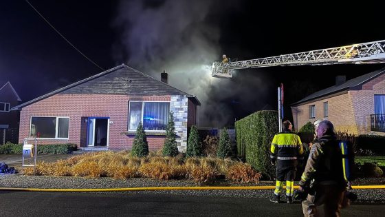 Vlammen van brandende mobilhome slaan over op huis in Louwel