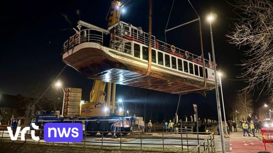 Toeristenboot De Lamme Goedzak zweeft door de lucht in Brugge: "Op weg naar een onderhoudsbeurt"