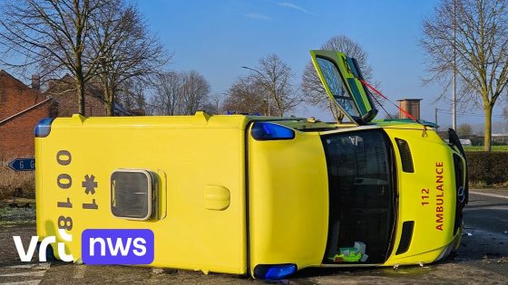 Gladde wegen in Westhoek door vrieskou: ambulance kantelt op weg naar interventie, vrouw lichtgewond na ongeval