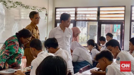 Gibran Tinjau Makan Gratis di SMAN 10 Surabaya, Nasi Diganti Ubi