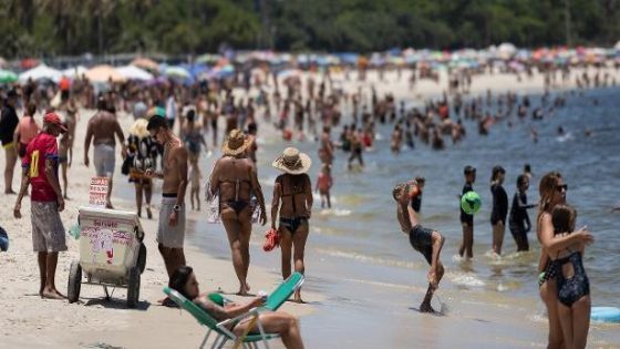 Banhistas na praia do Flamengo, na zona sul do Rio, em janeiro de 2025; cidade pode ter máxima de 40°C ainda essa semana 