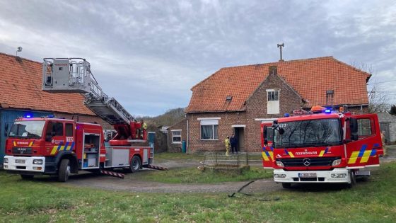 Alerte wandelaar haalt bejaarde vrouw uit brandend huis: bewoonster naar ziekenhuis