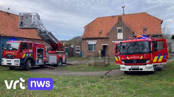 Alerte wandelaar redt bejaarde vrouw uit brandend huis in Loker: "Gelukkig dat hij de rook opmerkte"