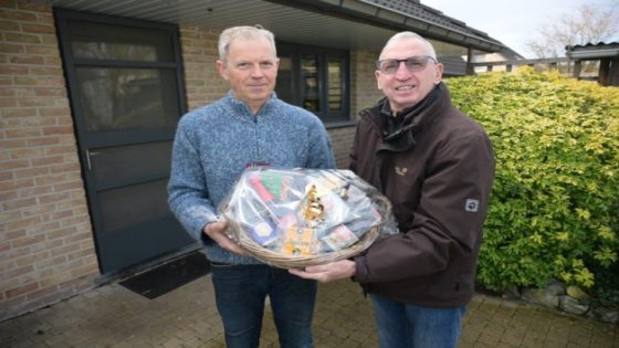 Ronald die met fiets in Netekanaal reed bedankt zijn redder Wim met mandje vol lekkers (Zandhoven)