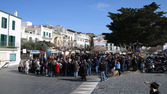 Prop de dues-centes persones protesten a Cadaqués contra el tancament de l'històric bar Boia