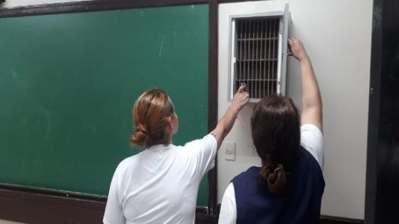 Sala de aula no Paraná tem caixa com chave para armazenar celular dos alunos