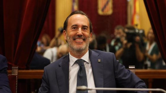 Le Senne admet que s'ha desprestigiat el Parlament, però continuarà aferrat a la cadira