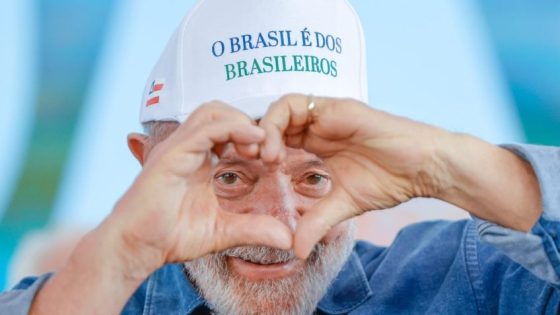 Lula usa boné "Brasil é dos Brasileiros" e faz um coração com a mão