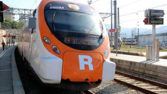 Retards 15 minuts a l'R1 de Rodalies per pedres a les vies