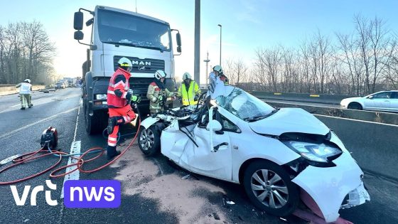 Vrachtwagen rijdt in op auto in Loppem: E40 richting kust volledig versperd