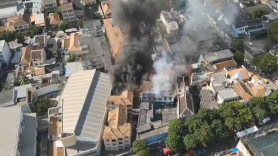 Incêndio atinge fábrica de fantasias de Carnaval em Ramos, no Rio de Janeiro; siga ao vivo