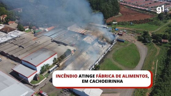 Incêndio de grandes proporções atinge fábrica de alimentos em Cachoeirinha, no RS; veja imagens - G1